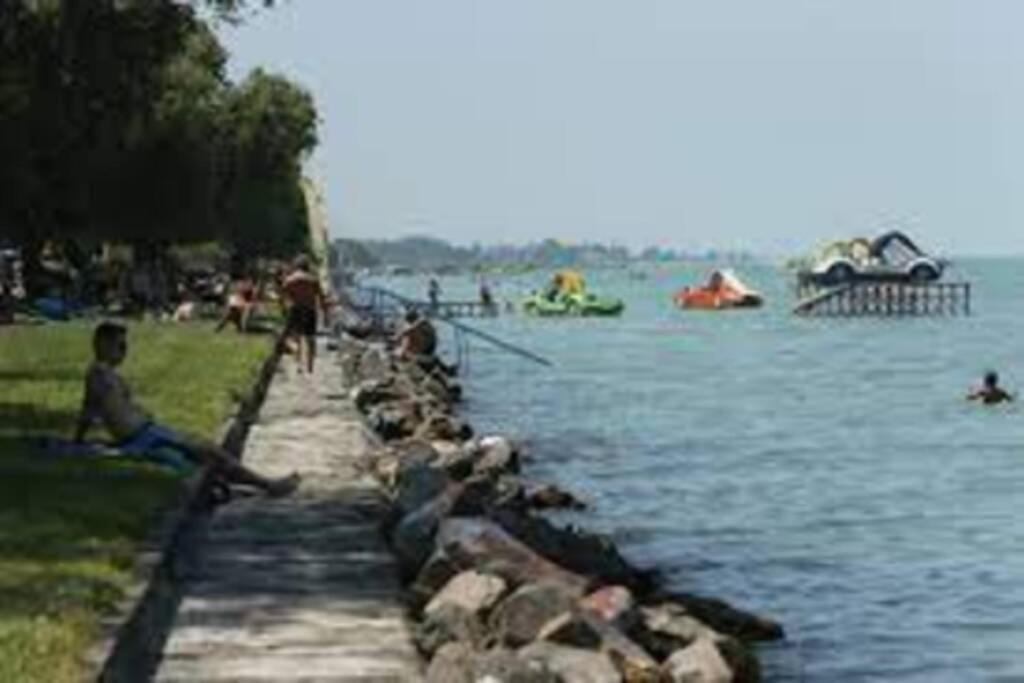 Lido Di Siofok - Aranypart - Minden 1 Percre! Lägenhet Exteriör bild